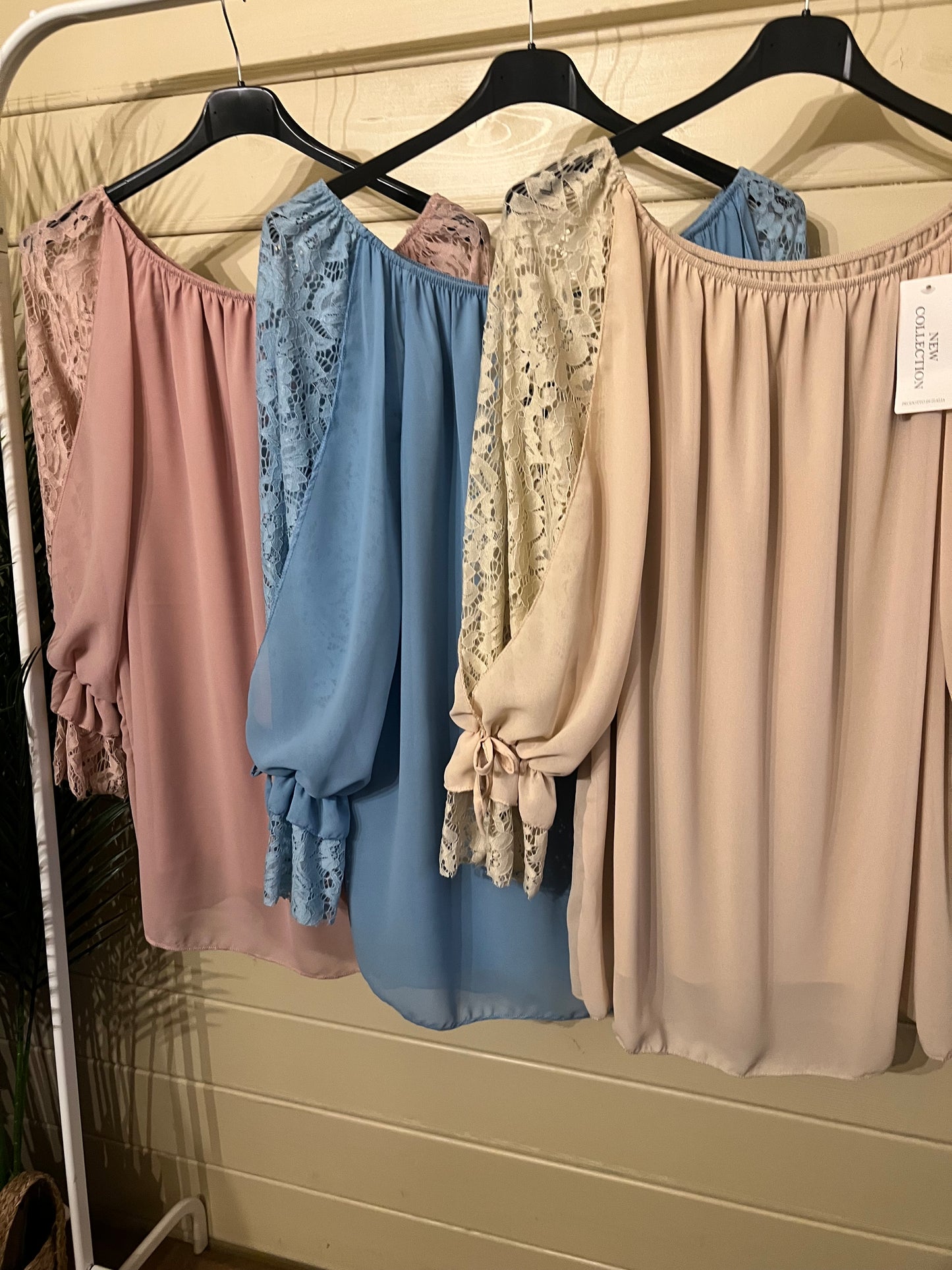 LACE SLEEVED BLOUSE