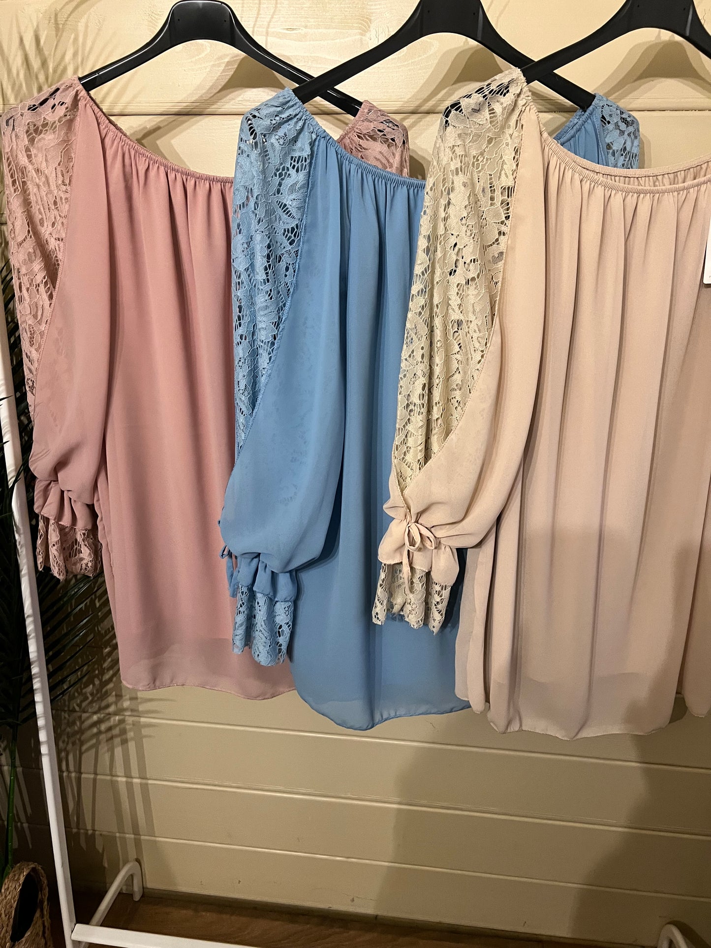 LACE SLEEVED BLOUSE