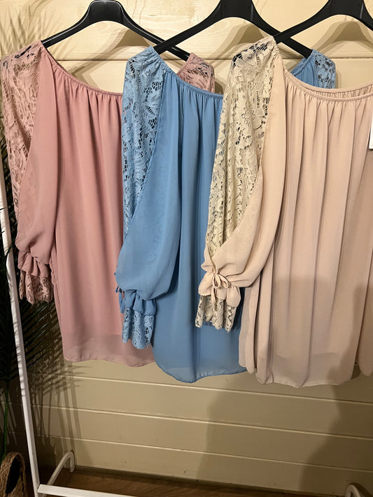 LACE SLEEVED BLOUSE